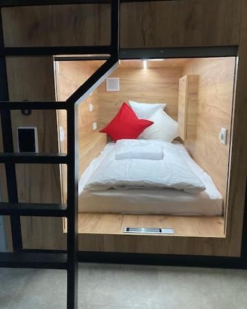 Capsule Hostel Zizkov Tower Prag Eksteriør billede
