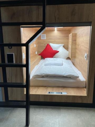Capsule Hostel Zizkov Tower Prag Eksteriør billede