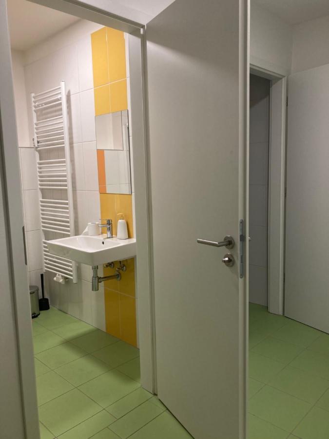 Capsule Hostel Zizkov Tower Prag Eksteriør billede