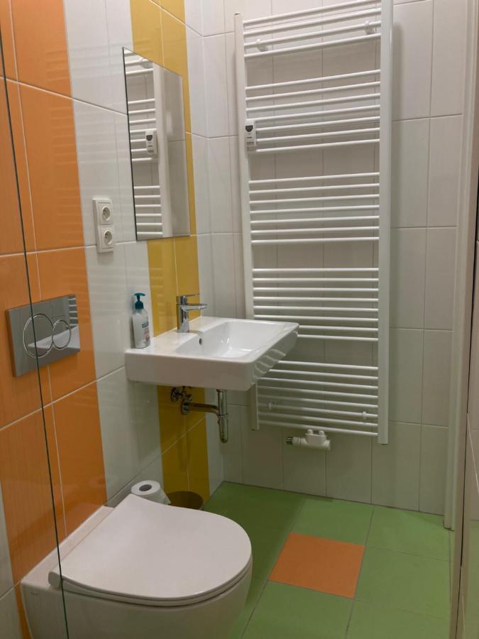 Capsule Hostel Zizkov Tower Prag Eksteriør billede