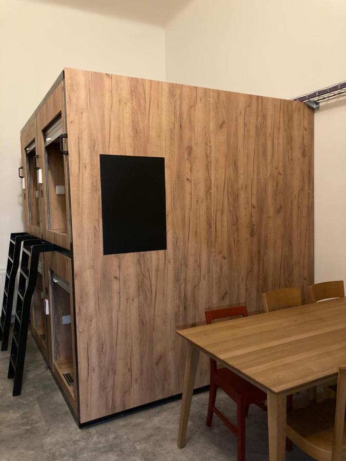 Capsule Hostel Zizkov Tower Prag Eksteriør billede